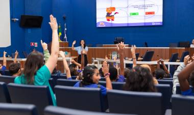  Alunos da E.M. Ramez Tebet visitam a Câmara e entregam reivindicações aos vereadores