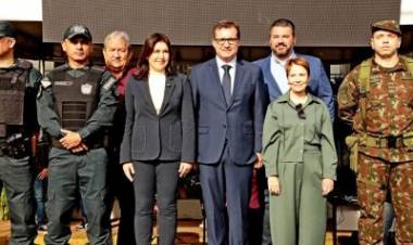 Desfile Cívico de 110 anos de TL é marcado por anúncios de investimentos e participação popular