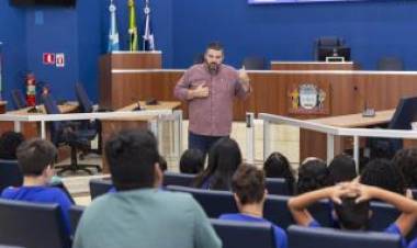 Alunos da EM Irmã Scheilla fazem tour pela Câmara e entregam carta com solicitações
