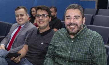 Jovens vereadores propõem projetos de inclusão digital para idosos e de rede de apoio para mães solo