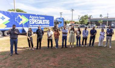 Presidente da Câmara e prefeito promovem abertura oficial de atendimentos da carreta do SUS