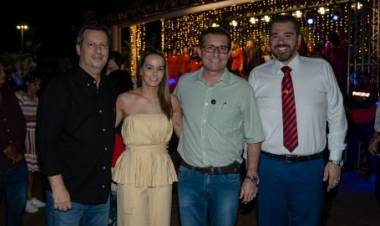 Vereadores prestigiam inauguração da decoração natalina