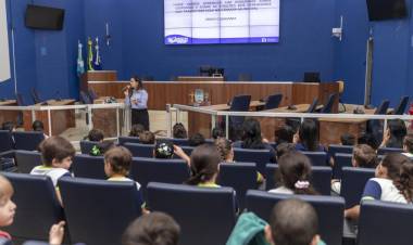 ESTUDANTES DE 3º E 4º ANOS DA FUNLEC SÃO RECEPCIONADOS NA VISITA GUIADA