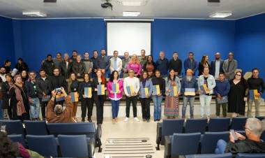 VEREADORES E PREFEITO PRESTIGIAM POSSE DE NOVOS CONSELHEIROS MUNICIPAIS
