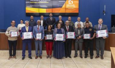 CÂMARA ENTREGA TÍTULOS, MOÇÕES E DIPLOMA DE AUTORIDADE ECLESIÁSTICA