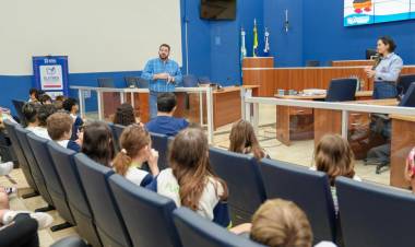 TRÊS TURMAS DA FUNLEC PARTICIPAM DO PROGRAMA VISITA GUIADA