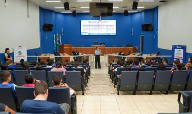 ESTUDANTES PARTICIPAM DE VISITA GUIADA E ACOMPANHAM SESSÃO EXTRAORDINÁRIA