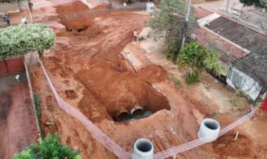 Em menos de 24h, Prefeitura amplia equipes em campo e avança rapidamente nos reparos de cratera no Jardim Rodrigues