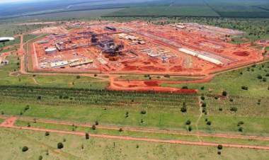 Durante desfile dos 111 anos, prefeito anuncia retomada definitiva da UFN3 e destaca geração de cerca de 7 mil empregos