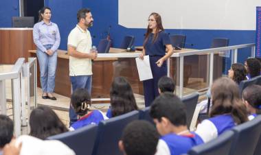 Alunos da escola Maria de Lourdes Lopes entregam solicitações de melhorias durante Visita Guiada