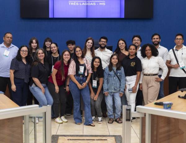 ACADÊMICOS DE DIREITO DA AEMS PARTICIPAM DA VISITA GUIADA