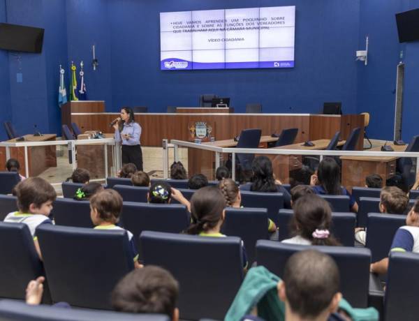 ESTUDANTES DE 3º E 4º ANOS DA FUNLEC SÃO RECEPCIONADOS NA VISITA GUIADA