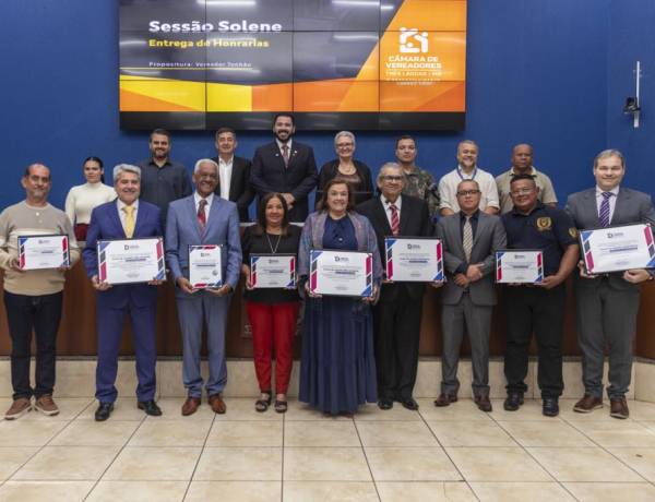 CÂMARA ENTREGA TÍTULOS, MOÇÕES E DIPLOMA DE AUTORIDADE ECLESIÁSTICA