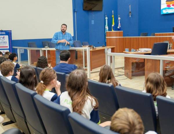 TRÊS TURMAS DA FUNLEC PARTICIPAM DO PROGRAMA VISITA GUIADA