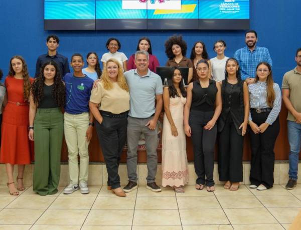 JOVENS VEREADORES REALIZAM 1ª SESSÃO DO PARLAMENTO JOVEM