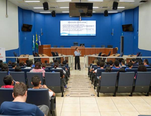 ESTUDANTES PARTICIPAM DE VISITA GUIADA E ACOMPANHAM SESSÃO EXTRAORDINÁRIA