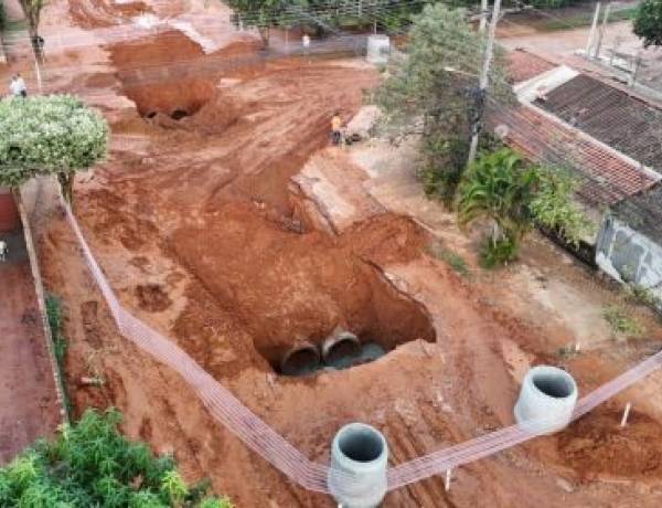 Em menos de 24h, Prefeitura amplia equipes em campo e avança rapidamente nos reparos de cratera no Jardim Rodrigues