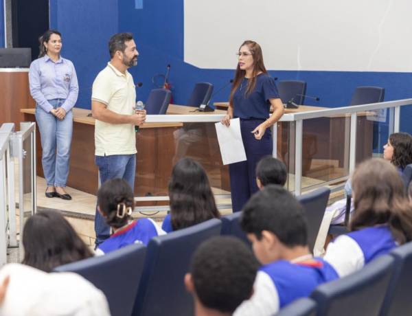 Alunos da escola Maria de Lourdes Lopes entregam solicitações de melhorias durante Visita Guiada
