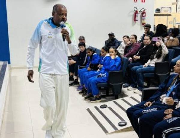 Palestra com ídolo do atletismo brasileiro fortalece formação de atletas de Três Lagoas
