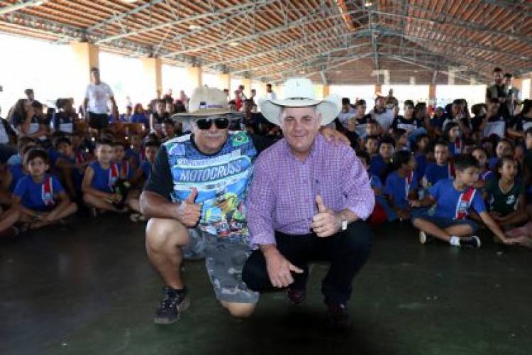 Prefeito Angelo Guerreiro prestigia palestra e plantio de árvores com crianças e adolescentes da REME na Arena Mix