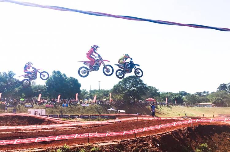 Piloto de motocross é internado na UTI após queda de 10m