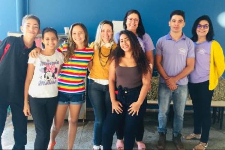 Alunos da Escola Municipal Olyntho Mancini prestigiam peça abordando o respeito e empoderamento feminino