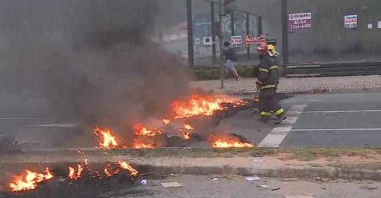 Mulher inala fumaça de protestos indo trabalhar e tem série de ataques cardíacos