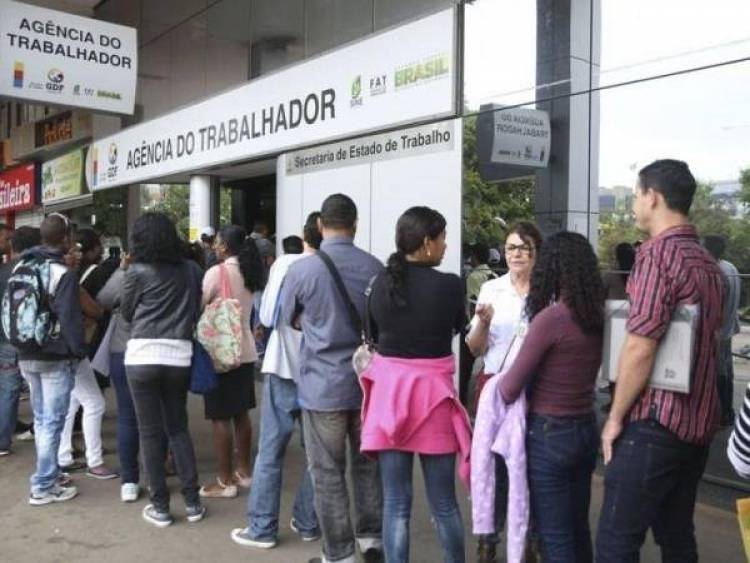 Reforma trabalhista reduziu renda, não gerou emprego e precarizou trabalho 