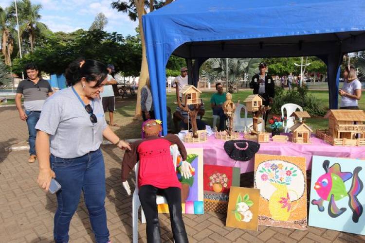 Equipe do CAPS AD e pacientes ocupam praça para lembrar Dia de Combate às Drogas