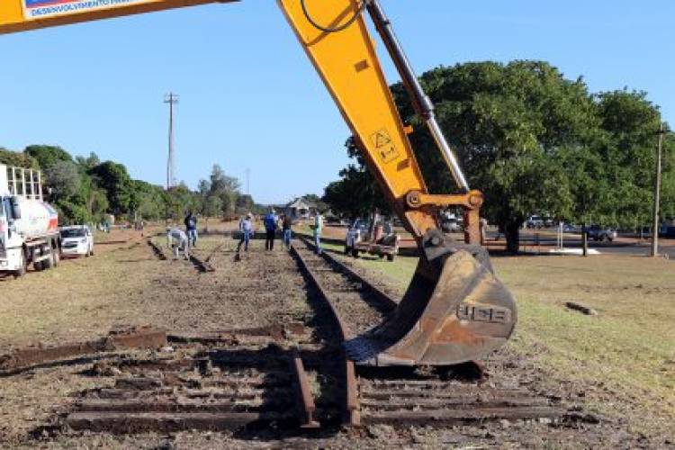 SEINTRA retira trilhos para iniciar preparação do terreno onde será construído galpão da Feira Livre