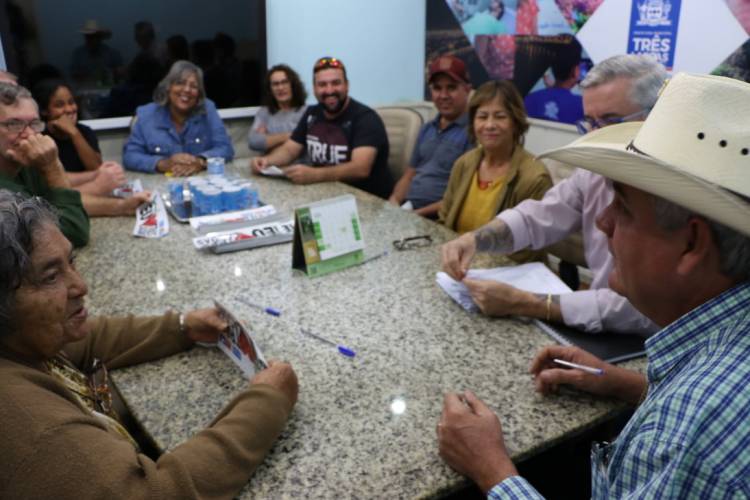 Comerciantes assinam termo para uso dos quiosques por mais 5 anos em Três Lagoas