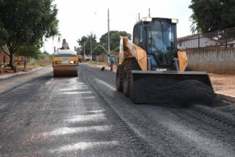 Ruas do Arapuá recebem recapeamento com recursos próprios da Prefeitura de Três Lagoas