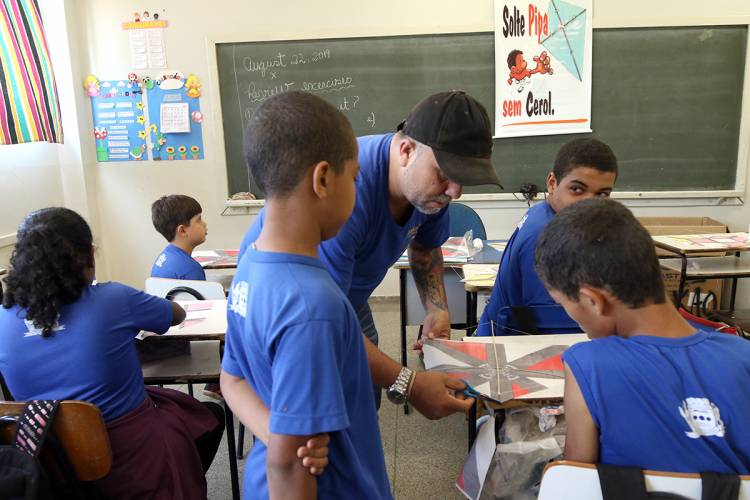 Professor de Educação Física da E.M. Ramez Tebet desenvolve projeto de conscientização do uso de cerol em Pipas