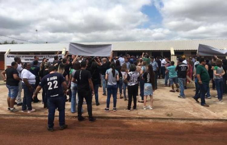 Governador Reinaldo Azambuja é recebido com vaias em Rio Brilhante e abandona inauguração de obra sem discursar