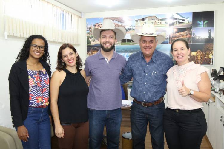 Professor de Libras da UFMS se despede de Três Lagoas e agradece apoio do prefeito aos deficientes auditivos
