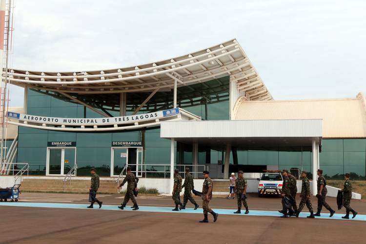 Prefeitura realiza ação de limpeza no Aeroporto Municipal em parceria com o Exército