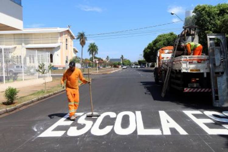 Ruas recapeadas no Bairro Lapa recebem sinalização vertical