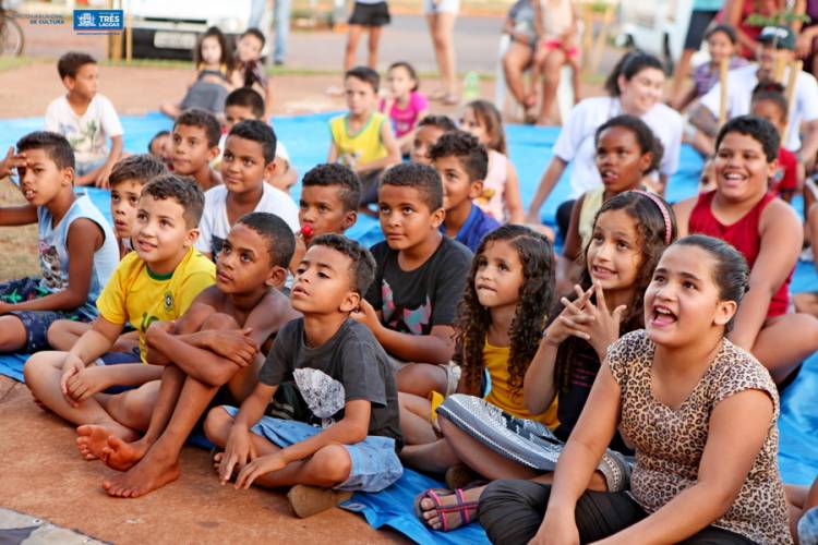 Dia das Crianças: Teatro encantou crianças em Três Lagoas na data especial