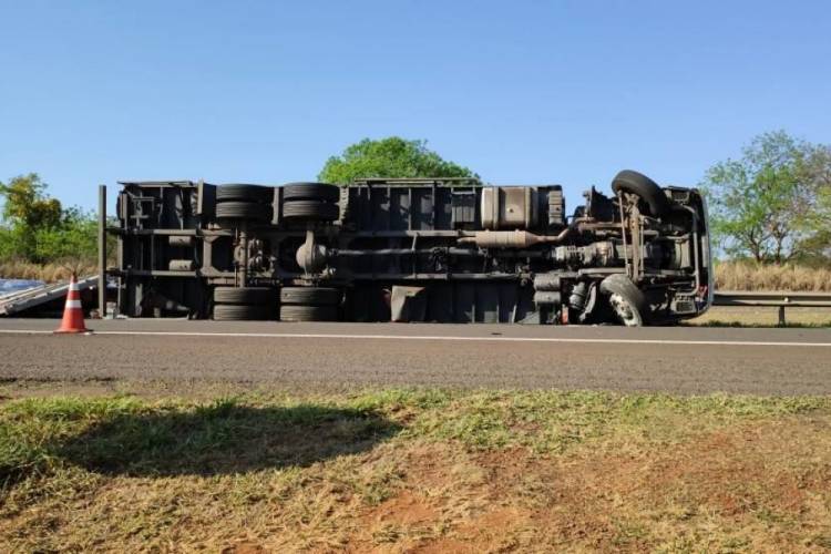 Caminhão tomba na Marechal Rondon próximo ao Município de Castilho (SP),  carregado com produtos de controle do Exercito