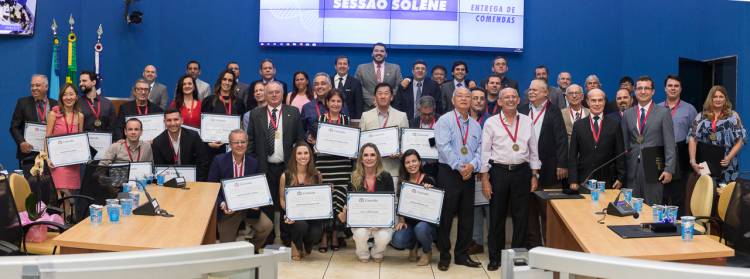  Médicos e dentistas recebem comenda por serviços prestados ao município