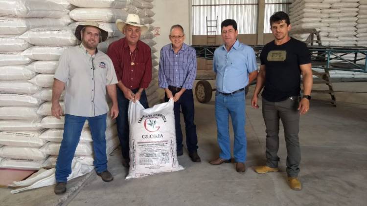 Prefeito Angelo Guerreiro visita empresas de processamento de mandioca em Ivinhema