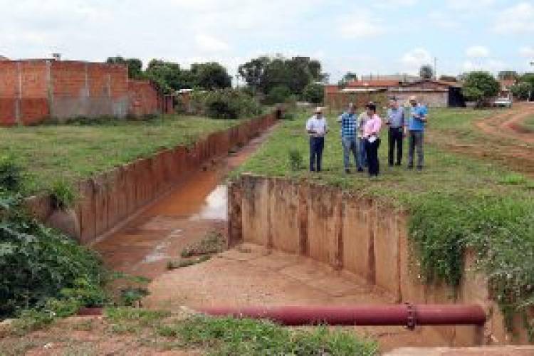 Cada vez mais próxima de solução em drenagens, Três Lagoas recebe técnicos da CAF para conhecer pontos críticos