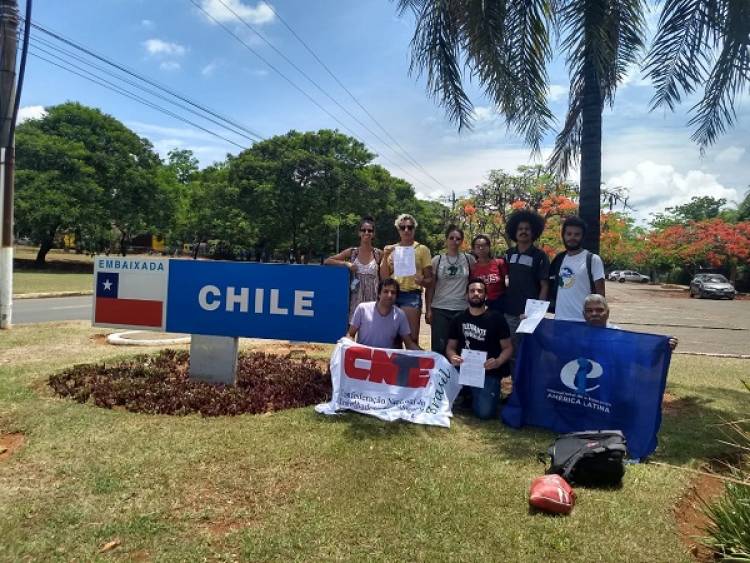 CNTE participa de manifestação na embaixada do Chile