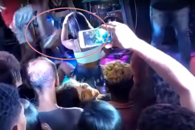 Chocante! Por ciúmes, homem invade palco e chuta namorada em show