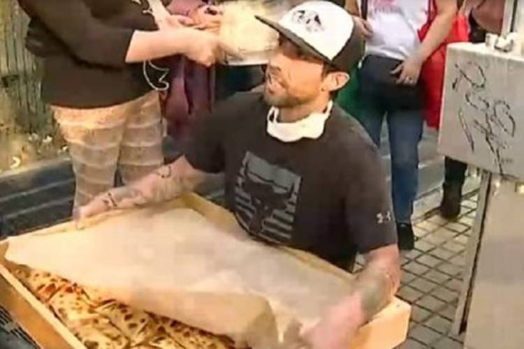  Valdívia, ex-Palmeiras, entrega empanada nas ruas do Chile
