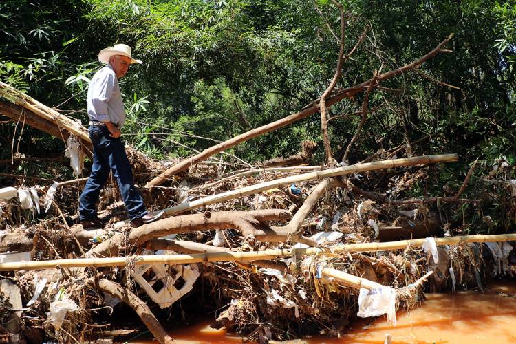 Prefeito Angelo Guerreiro faz vistoria e planeja limpeza no Córrego da Onça