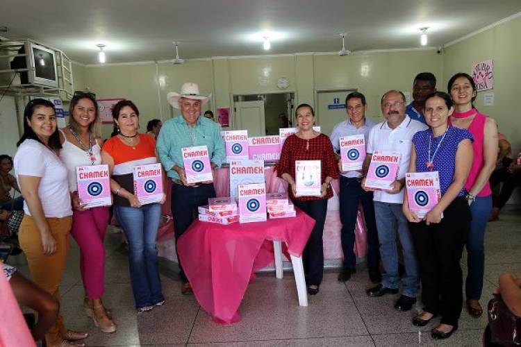 Edição especial de papel Chamex de apoio à prevenção do câncer é doada à Clínica da Mulher de Três Lagoas