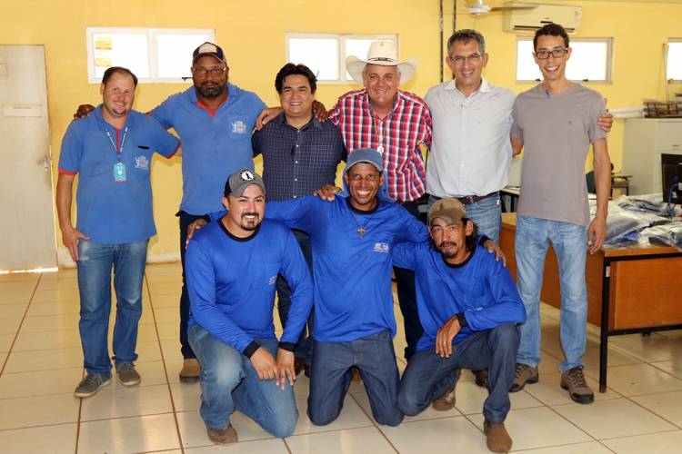 Prefeito Angelo Guerreiro entrega uniformes a funcionários do DSP