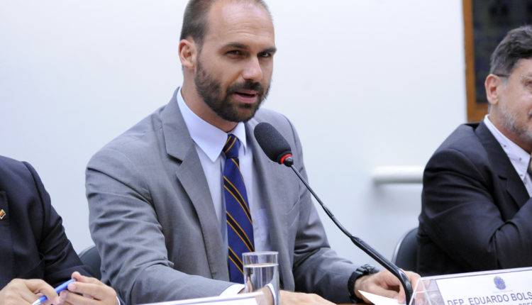  Eduardo Bolsonaro defende ação pró-Guaidó na embaixada da Venezuela em Brasília