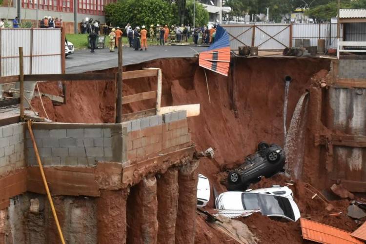 Cratera engole quatro carros após chuva forte em Brasília 
